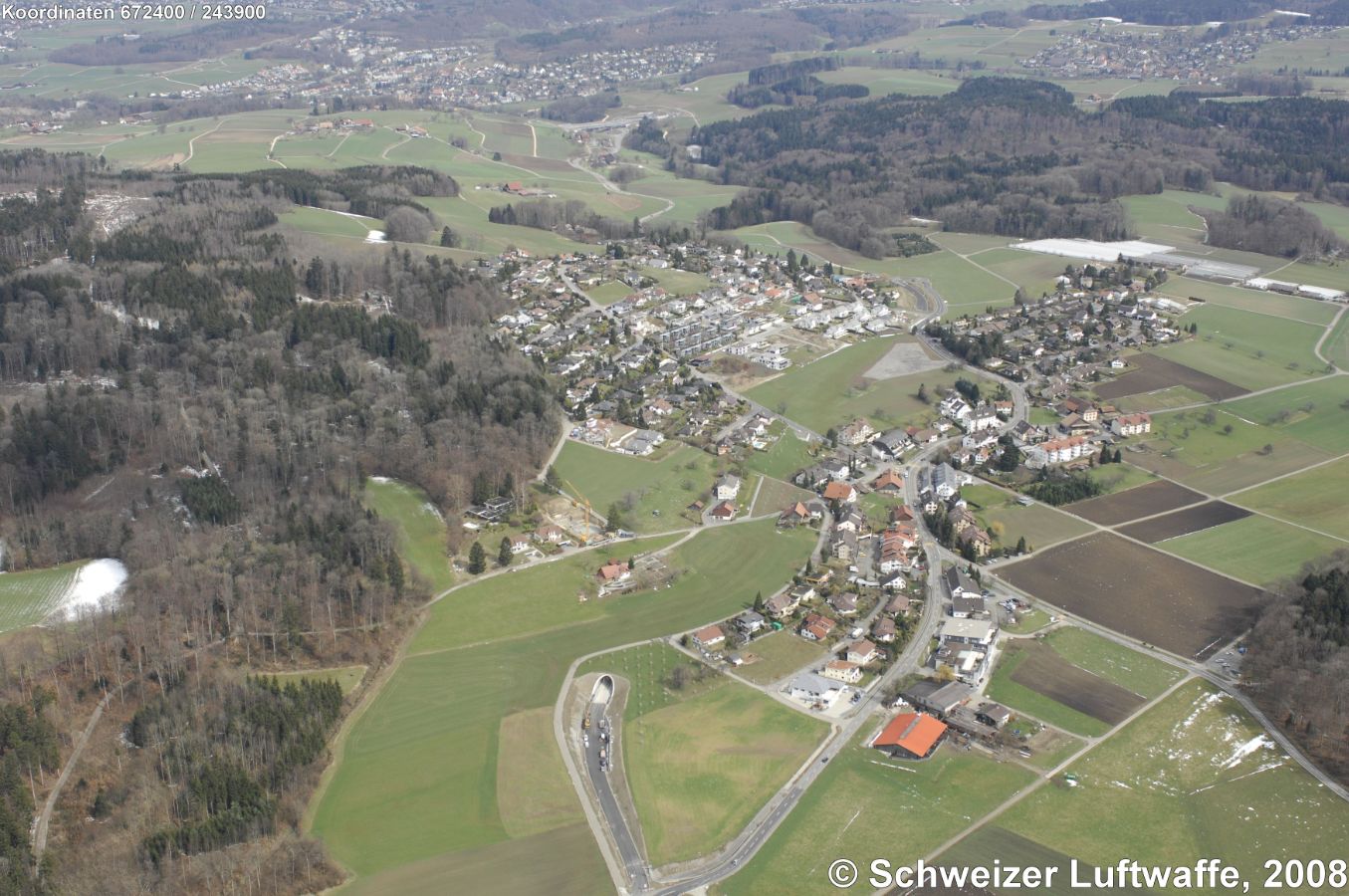 W-Portal des Umfahrungstunnels Lieli. (Norden in der linken oberen Bildecke). Dorf Mitte oberer Bildrand: Birmensdorf, rechts oben: Aesch.